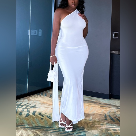 Halfheart Show Back White Tail Dress - Picture 1 of 5